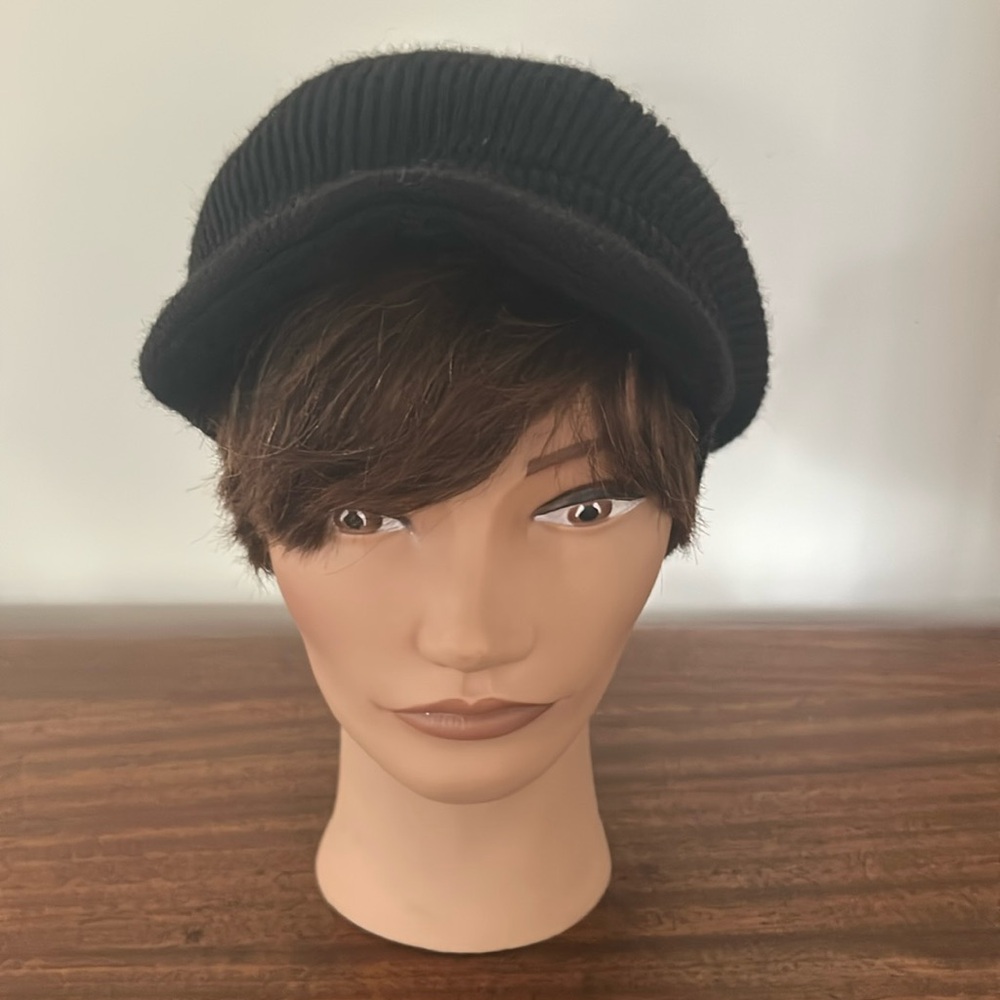 Black knit Pageboy cap